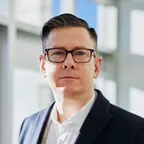 Portrait of Chris Wollen, Chief Marketing Officer, in a Blue Mail Media client testimonial