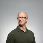 Portrait of Tony de Kerf, CEO, in a Blue Mail Media client testimonial